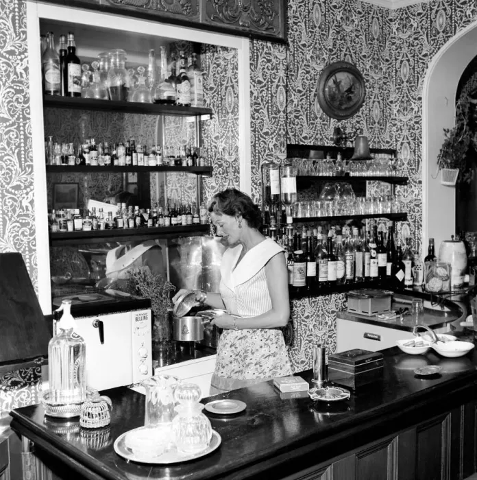 Framed Print : Occupation: Barmaid: Liz Allen. 1954 A173-003 Framed Print : Occupation: Barmaid: Liz Allen. 1954 A173-003