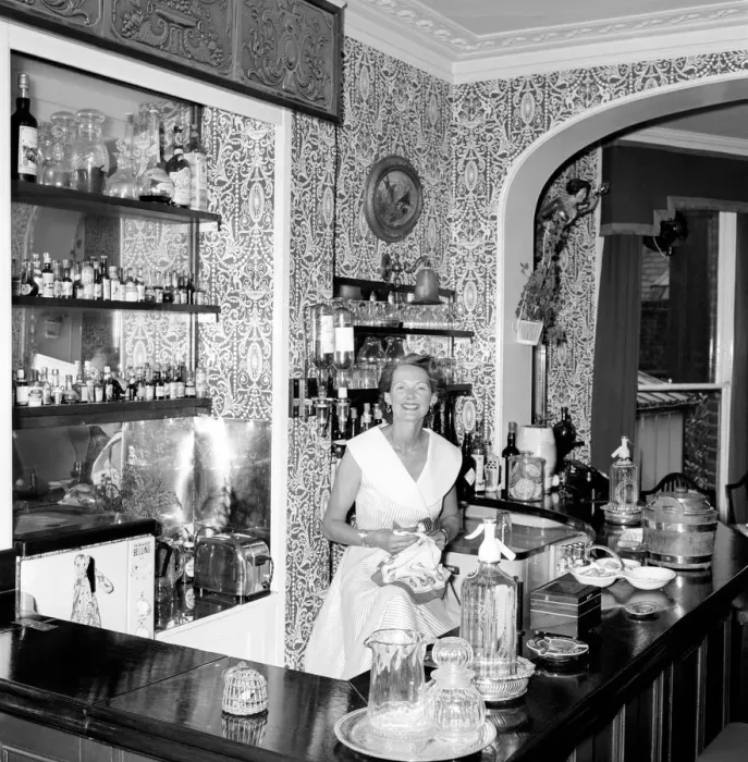 Framed Print : Occupation: Barmaid: Liz Allen. 1954 A173-004 Framed Print : Occupation: Barmaid: Liz Allen. 1954 A173-004