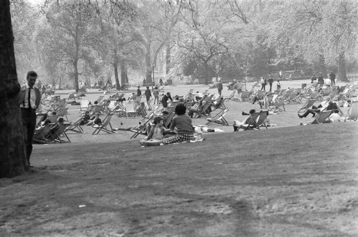 Framed Print : Office workers and young families enjoy the spring warmth and sun in St James Park Framed Print : Office workers and young families enjoy the spring warmth and sun in St James Park
