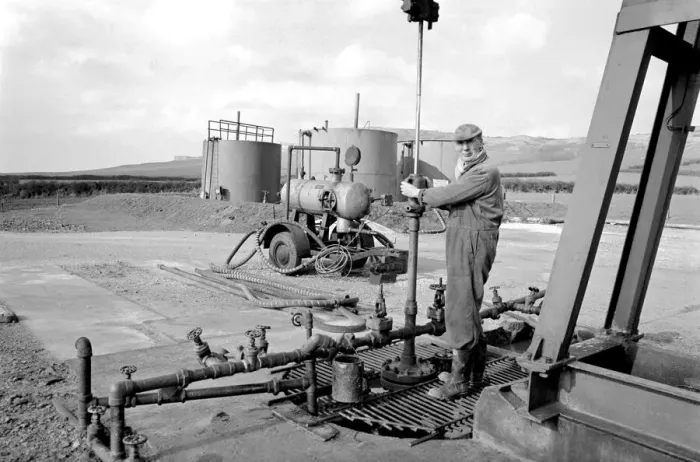 Framed Print : Oil well at Kimmeridge, near Wareham, Dorset. February 1975 75-00984-002