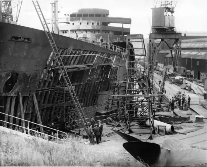 Framed Print : The oil-tanker Esso Portsmouth undergoes surgery at Swan Hunter Framed Print : The oil-tanker Esso Portsmouth undergoes surgery at Swan Hunter