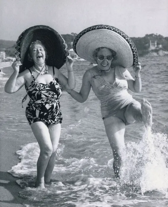 Framed Print : Old age pensioners Trudy Calvert (aged 65) and her friend Mrs Lilian Bebbington
