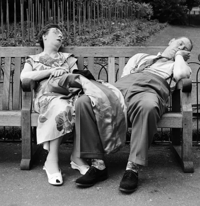 Framed Print : Old couple dozing in the sun at Serpentine Lido, Hyde Park. 16th June 1958 Framed Print : Old couple dozing in the sun at Serpentine Lido, Hyde Park. 16th June 1958