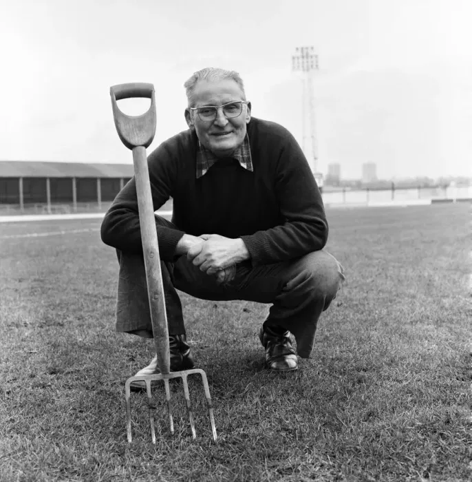 Framed Print : Old man / Grounds man / Humour. January 1975 75-00466-005 Framed Print : Old man / Grounds man / Humour. January 1975 75-00466-005