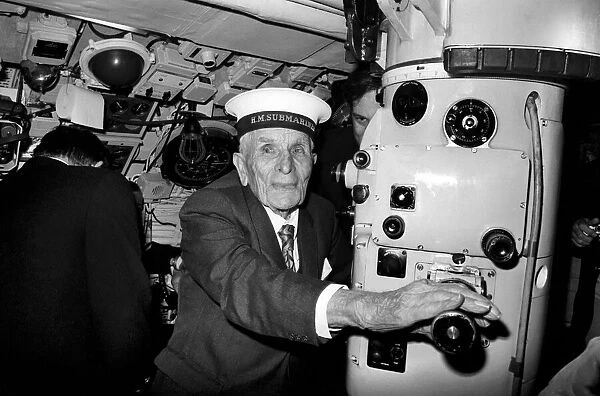 Old: Man: Submarine: Navy: Mr. Jim Chapman (103). March 1975 75-01273-004