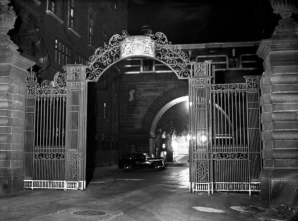 Old Scotland Yard Main Gate Night Scene, 16th September 1949