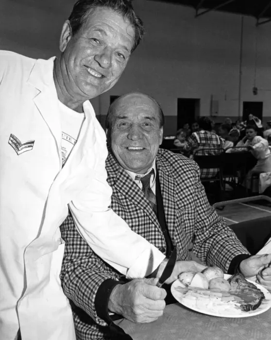 Framed Print : Old Soldier John Pinnegar ready to tuck into the beef dinner cooked by Sgt Basil Leach