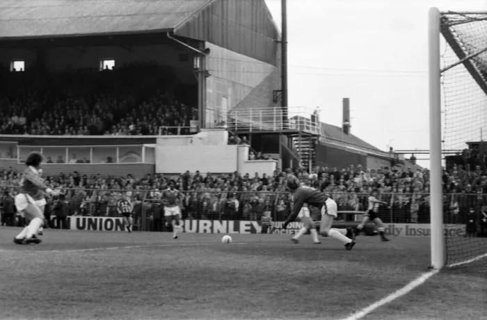 Framed Print : Oldham 2 v. Newcastle United 2. Division 2 Football October 1982 MF08-02-001