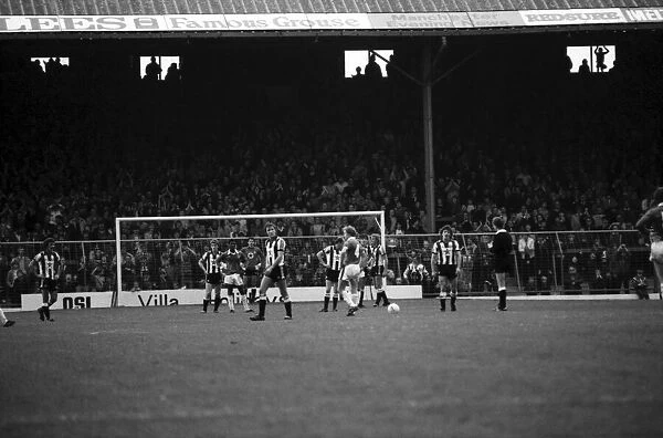 Oldham 2 v. Newcastle United 2. Division 2 Football October 1982 MF08-02-011