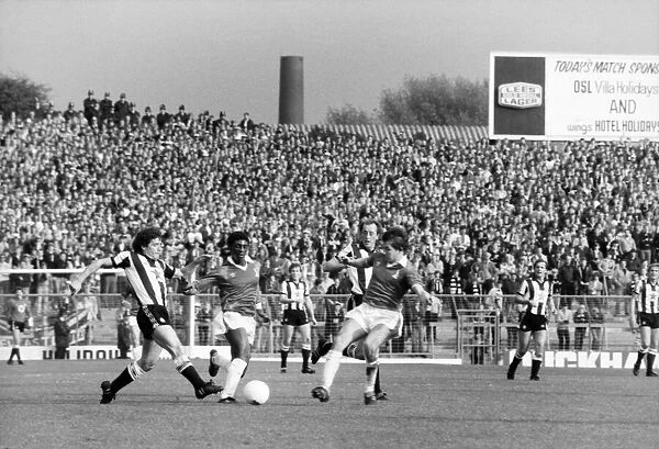 Oldham 2 v. Newcastle United 2. Division 2 Football October 1982 MF08-02-013