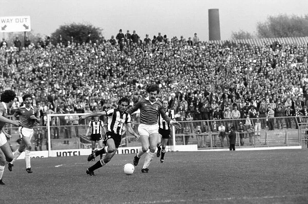 Oldham 2 v. Newcastle United 2. Division 2 Football October 1982 MF08-02-052