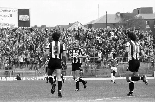 Oldham 2 v. Newcastle United 2. Division 2 Football October 1982 MF08-02-041