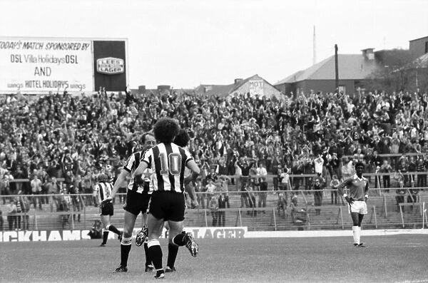 Oldham 2 v. Newcastle United 2. Division 2 Football October 1982 MF08-02-042
