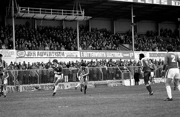 Oldham 3 v. Leyton Orient 2. Division 2 Football. December 1981 MF04-02-015