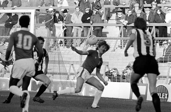Oldham 3 v. Newcastle United 1. Division 2 Football October 1981 MF04-13-032