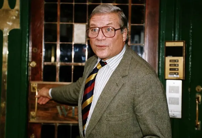 Framed Print : Oliver Reed Actor leaves a Fleet St bar to appear at the High Court on an assault charge
