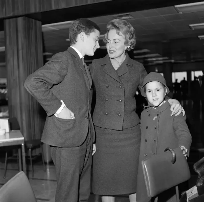 Framed Print : Olivia De Havilland at London Airport with her children Benjamin Framed Print : Olivia De Havilland at London Airport with her children Benjamin