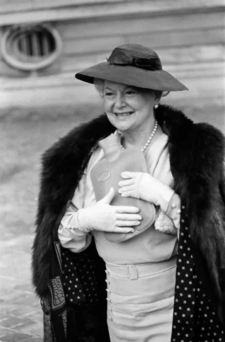 Framed Print : Olivia De Havilland on the set of The Woman He Loved'in Chantilly Framed Print : Olivia De Havilland on the set of The Woman He Loved'in Chantilly