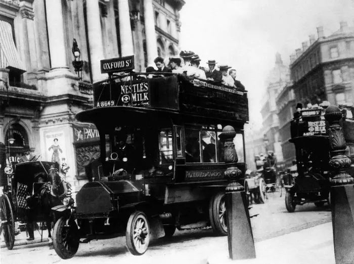 Framed Print : The Omnibus with passengers onboard - September 1909 heading for Oxford Street