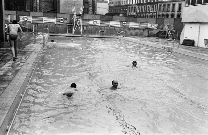 Framed Print : The opening the Oasis outdoor swimming pool in Holborn for the summer season Framed Print : The opening the Oasis outdoor swimming pool in Holborn for the summer season