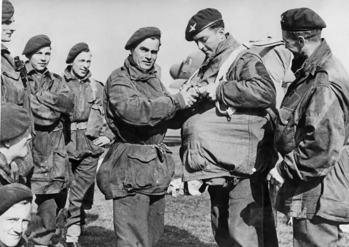 Framed Print : Operation Market Garden 17th - 25th September 1944 British paratroopers of Framed Print : Operation Market Garden 17th - 25th September 1944 British paratroopers of
