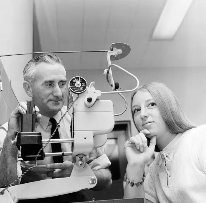 Framed Print : Optician with Visual Survey Telebinocular, Newcastle, 22nd July 1971