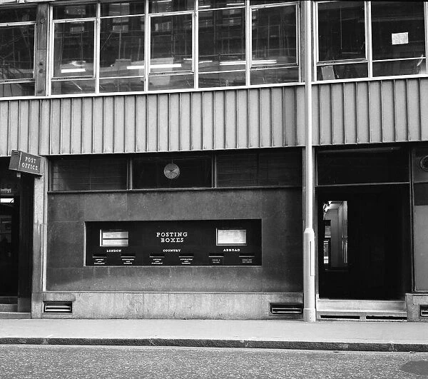 Orbit House Post Office, EC4, London. 3rd December 1975. 75  /  6421