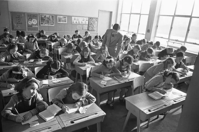 Framed Print : Overcrowded classes at the Mardyke Primary School in South Ockendon Framed Print : Overcrowded classes at the Mardyke Primary School in South Ockendon