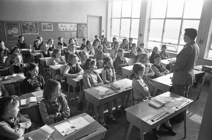 Framed Print : Overcrowded classes at the Mardyke Primary School in South Ockendon