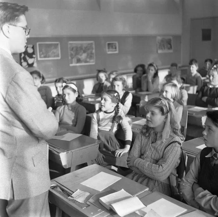 Framed Print : Overcrowded classes at the Mardyke Primary School in South Ockendon