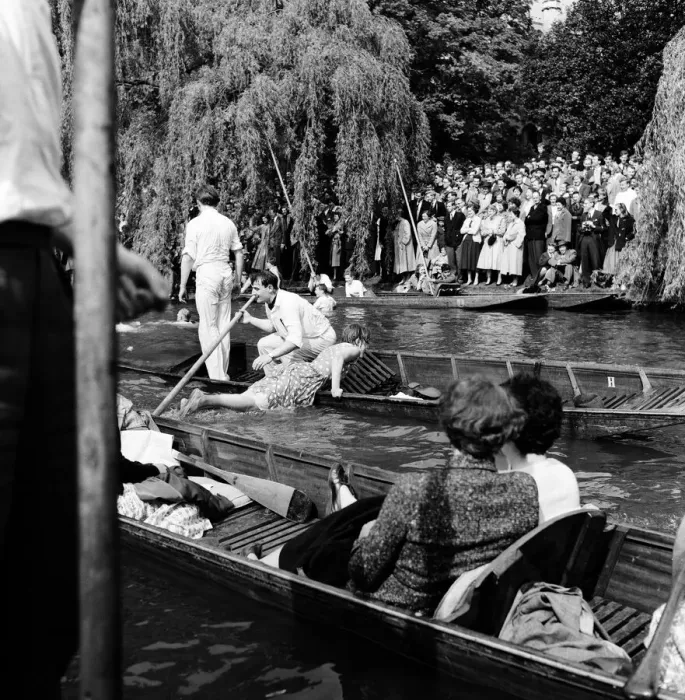 Framed Print : An Oxford and Cambridge boat race with a difference. It is the annual Punt Relay Race Framed Print : An Oxford and Cambridge boat race with a difference. It is the annual Punt Relay Race
