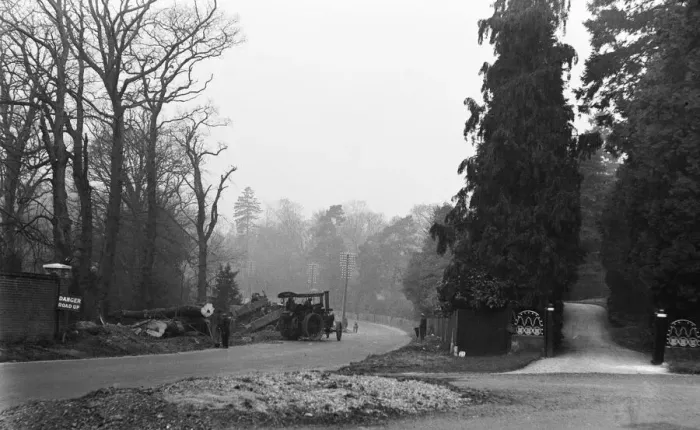 Framed Print : Oxford Road being widen between Beaconsfield and Gerrards Cross near the Bull Hotel Circa
