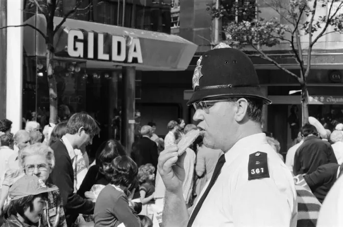 Framed Print : The Oxford Street Association staged a party for over 5000 children ahead of the Royal