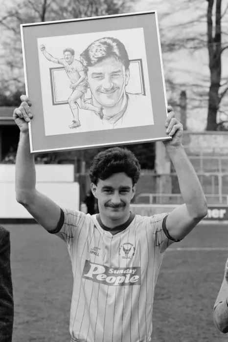 Framed Print : Oxford striker John Aldridge is presented with the Mirror footballer of the month award