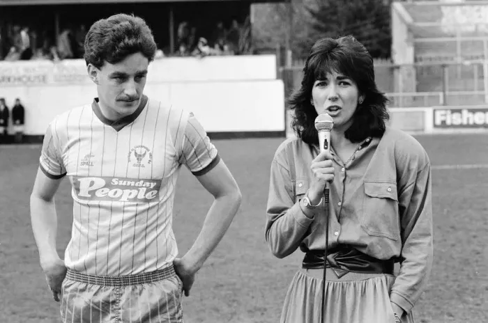 Framed Print : Oxford striker John Aldridge is presented with the Mirror footballer of the month award