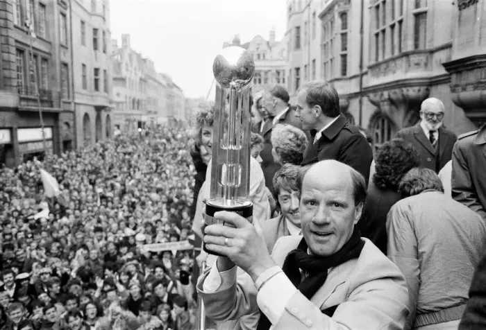 Framed Print : Oxford United FC manager Jim Smith, holds aloft the Second Division Championship trophy Framed Print : Oxford United FC manager Jim Smith, holds aloft the Second Division Championship trophy