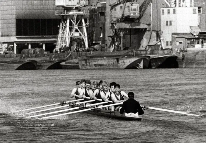 Framed Print : Oxford v Cambridge Boat Race - March 1967 approaching the finish at Chiswick