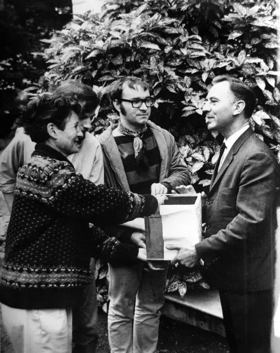 Framed Print : Pacifist campaigner Pat Arrowsmith ahands a biscuit tin full of collection money to Czech