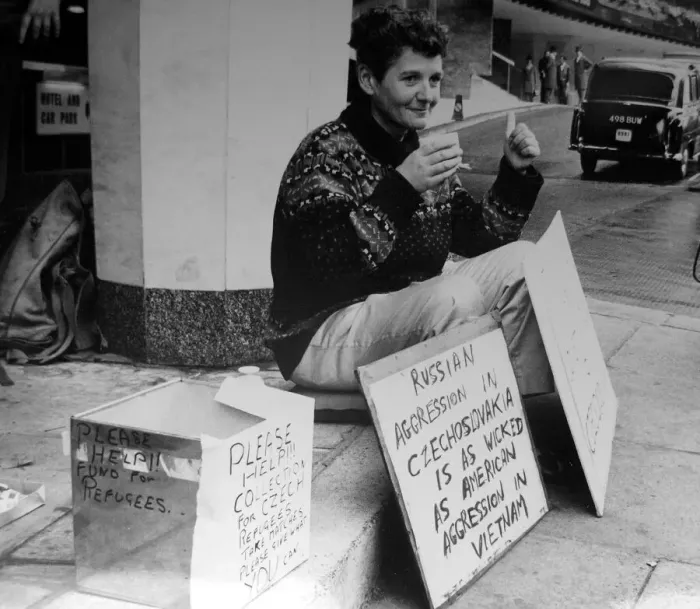 Framed Print : Pacifist campaigner Pat Arrowsmith sitting on the kerb with collection money outside