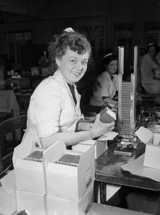 Framed Print : Packing chocolate bars at the Cadbury factory at Bourneville 26th March 1953
