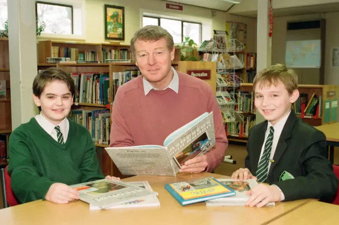 Framed Print : Paddy Ashdown visits Light Hall School, Shirley. Mr Ashdown meets Sarah Smith Framed Print : Paddy Ashdown visits Light Hall School, Shirley. Mr Ashdown meets Sarah Smith