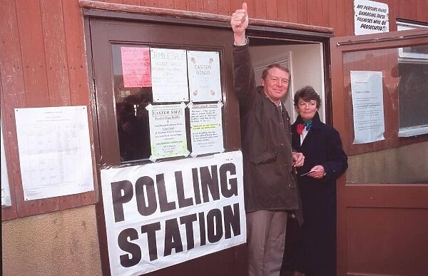PADDY ASHDOWN WITH WIFE JANE ASHDOWN AT POLLING STATION 10  /  04  /  1992