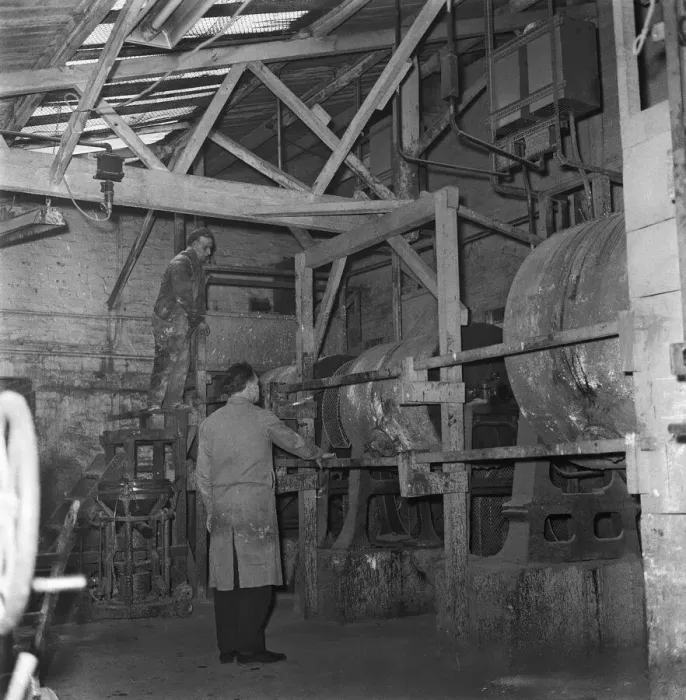 Framed Print : Painting being manufactured at the Beardill Victoria Works in The Wells Road, Nottingham