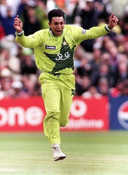 Pakistan bowler Azhar Mahmood June 1999 India v Pakistan World Cup super six match