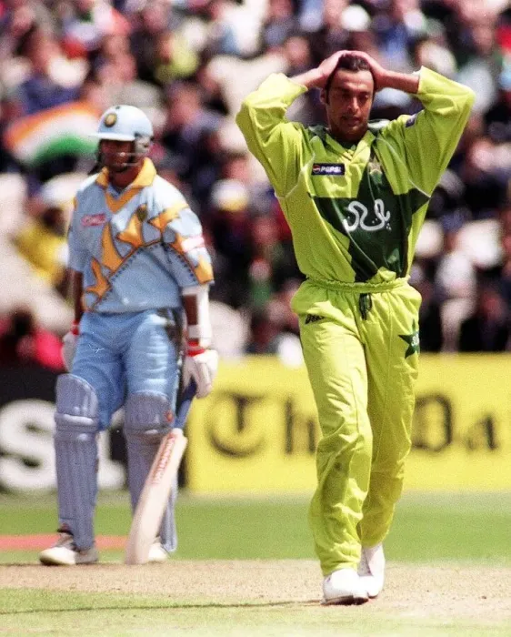 Framed Print : Pakistan Bowler Shoaib Akhtar June 1999 India v Pakistan World Cup super Framed Print : Pakistan Bowler Shoaib Akhtar June 1999 India v Pakistan World Cup super