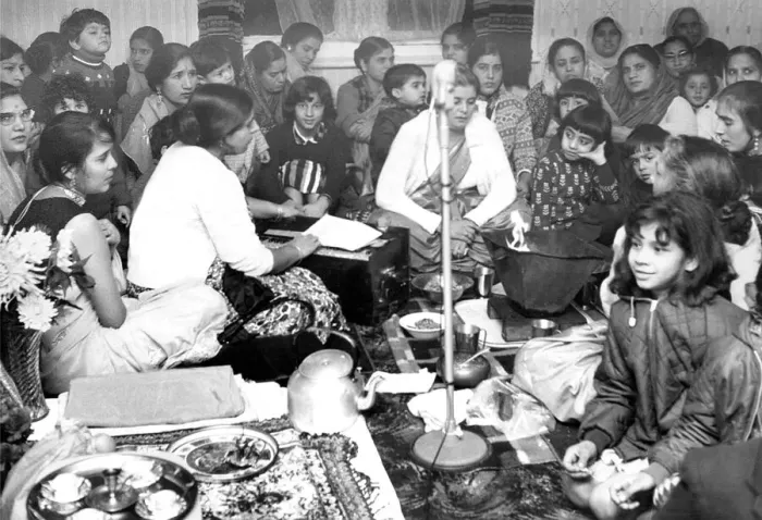 Framed Print : Pakistani children in Newcastle gather in the Crown Street mosque