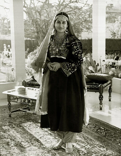 Pakistani costume shown to the Queen at the Ladies reception in Karachi during