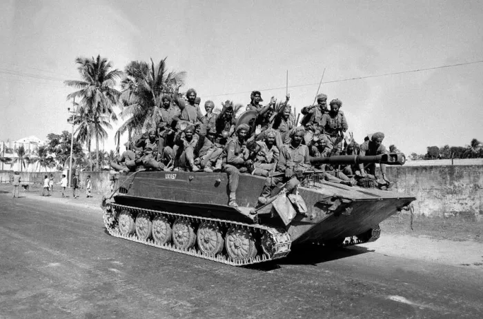 Framed Print : Pakistani war scenes in Calcutta - December 1971 victorious Indian tanks entering