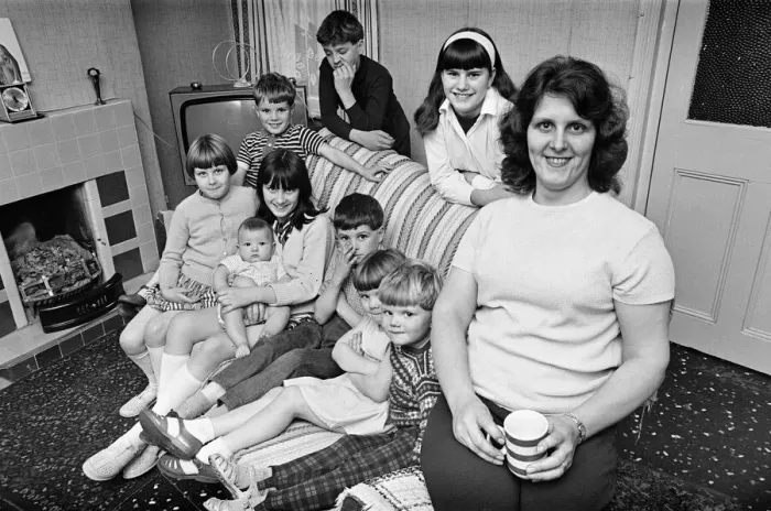 Framed Print : Pamela Spence and family, recently moved home to Arthur Street, Small Heath, Birmingham Framed Print : Pamela Spence and family, recently moved home to Arthur Street, Small Heath, Birmingham