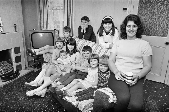 Framed Print : Pamela Spence and family, recently moved home to Arthur Street, Small Heath, Birmingham Framed Print : Pamela Spence and family, recently moved home to Arthur Street, Small Heath, Birmingham